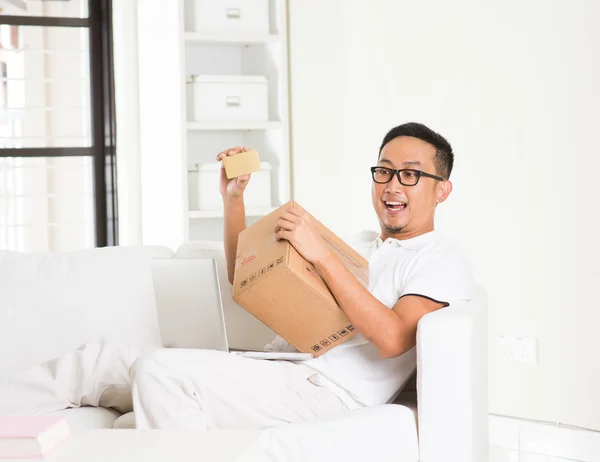 Asiático macho en línea compras — Foto de Stock