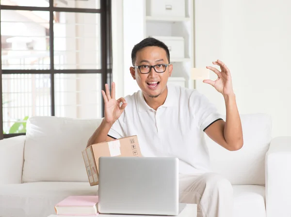 Asian male online shopping — Stock Photo, Image