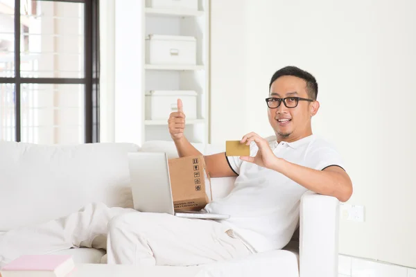 Asiático macho en línea compras — Foto de Stock