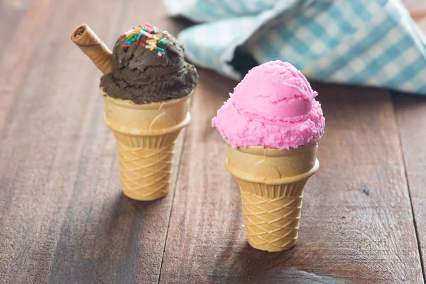Csokoládé, és eper fagylalt — Stock Fotó