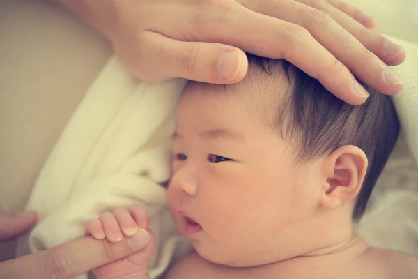 Asiático recém-nascido bebê — Fotografia de Stock