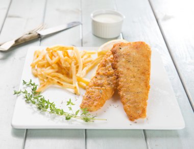 Balık ve cips plaka üzerinde