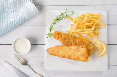 Balık ve cips plaka üzerinde