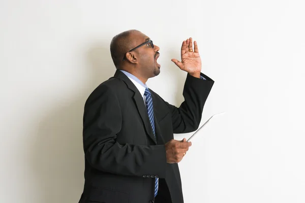 Empresario indio con tableta — Foto de Stock