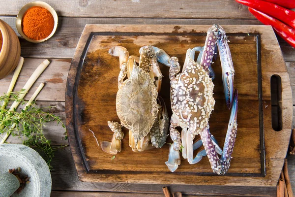 Raw crabs with spices — Stock Photo, Image