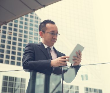 Asya bir dokunmatik yüzey kullanarak iş adamı