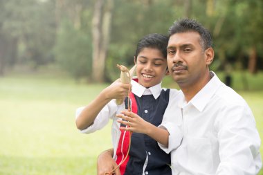 Hint baba ve oğul sapan oynarken