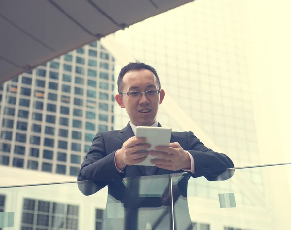 Asijské podnikatel pomocí dotykové podložky — Stock fotografie