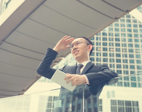 Asiatische Geschäftsmann mit einem Touchpad — Stockfoto