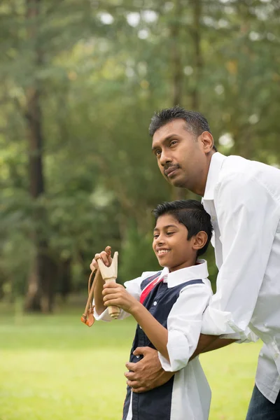 Indien père et fils jouer fronde — Photo