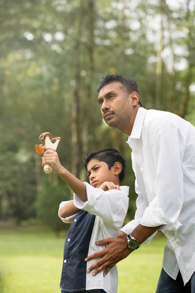 Indiana pai e filho jogar slingshot — Fotografia de Stock