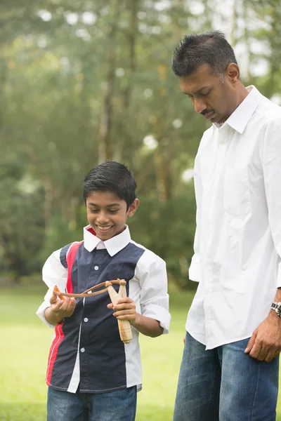 Hint baba ve oğul sapan oynarken — Stok fotoğraf