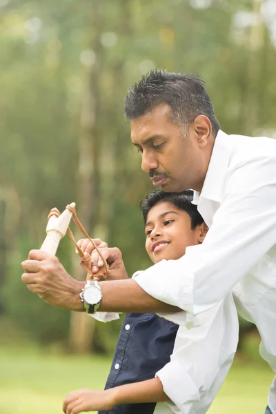 Indian father and son playing slingshot — Stock Photo, Image