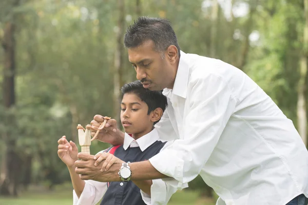 Indiase vader en zoon spelen katapult — Stockfoto