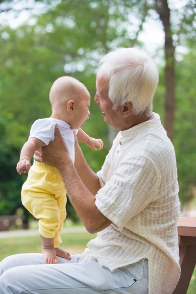 Grandfather playing with baby — Zdjęcie stockowe