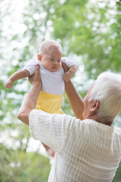 Großvater spielt mit Baby — Stockfoto