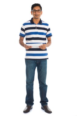 mutlu bir adam dijital tablet kullanma