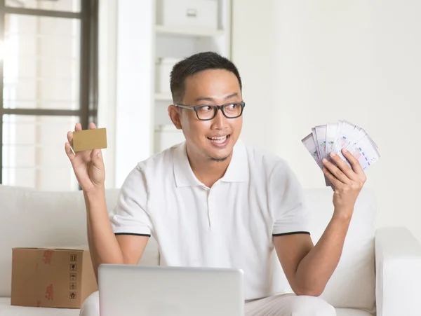 Uomo con contanti e carta di credito — Foto Stock