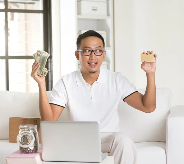 Man with cash and credit card — Stock Photo, Image