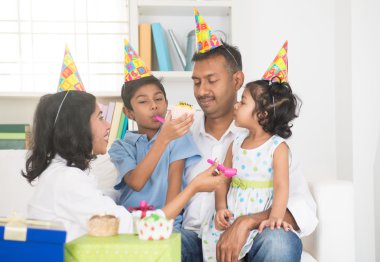 Hint aile doğum günü kutlaması