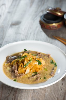 Sığır etli kızarmış erişte.