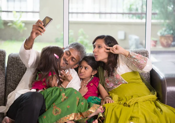 亚洲的印度家庭拍照 — 图库照片