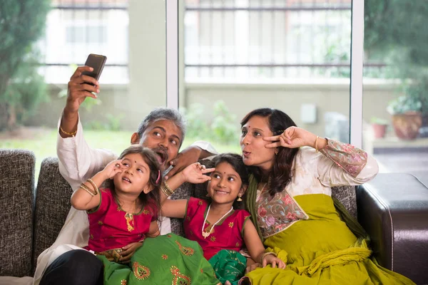 Asya Hint aile selfie — Stok fotoğraf