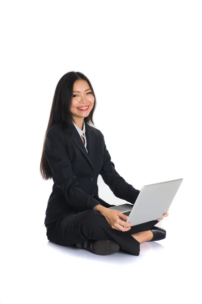 Kinesisk kvinna med laptop — Stockfoto