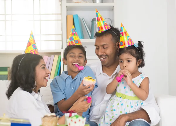 Indiska familj födelsedagsfirande — Stockfoto