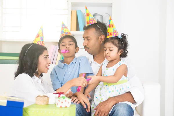 Indiska familj födelsedagsfirande — Stockfoto