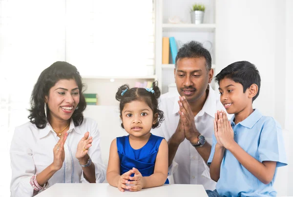 Famiglia indiana felice — Foto Stock