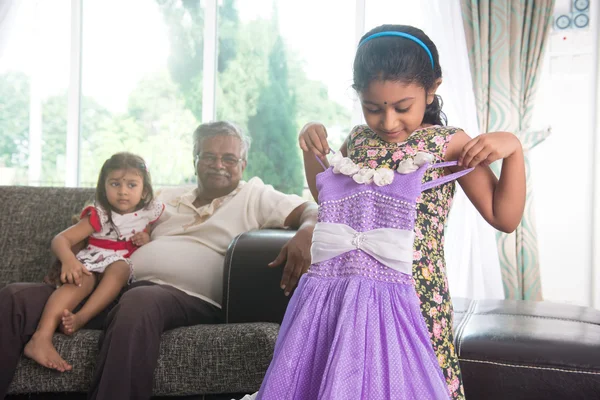 Abuelo e hijas gran indio —  Fotos de Stock