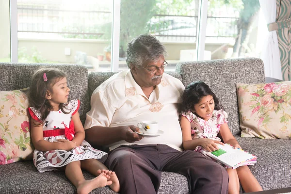 Indian grandfather learning with his granddaughters — Stock Photo, Image