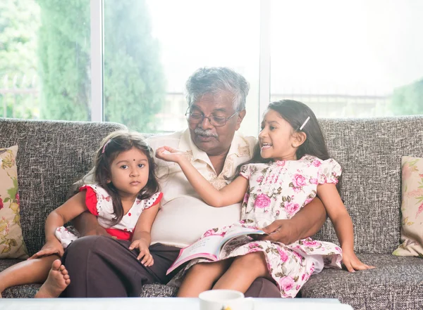 Avô indiano aprendendo com suas netas — Fotografia de Stock