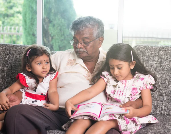 Indischer Großvater lernt mit seinen Enkelinnen — Stockfoto