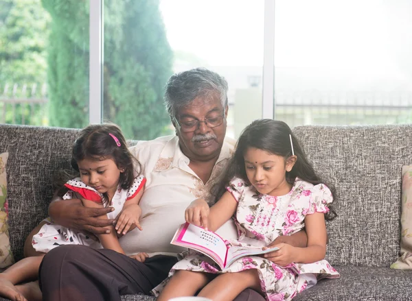 Indian grandfather learning with his granddaughters — Stock Photo, Image