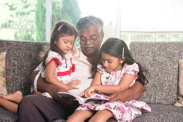 Avô indiano aprendendo com suas netas — Fotografia de Stock