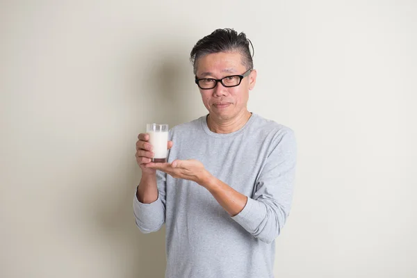 Asiático homem beber leite — Fotografia de Stock