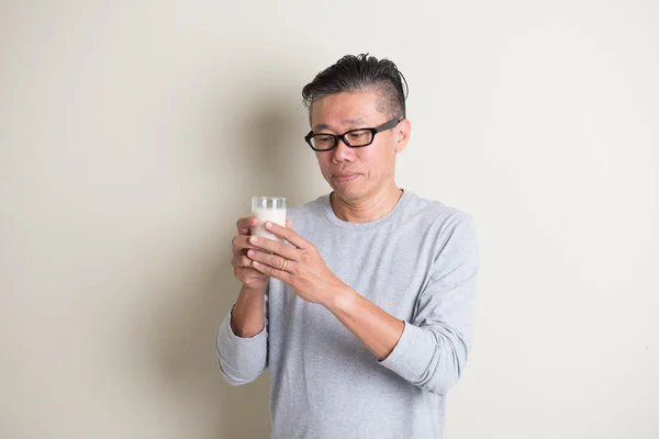Asiático homem beber leite — Fotografia de Stock
