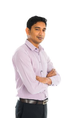 iş adamı ayakta kollarını çapraz