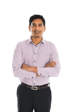 iş adamı ayakta kollarını çapraz