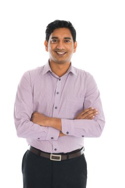 iş adamı ayakta kollarını çapraz