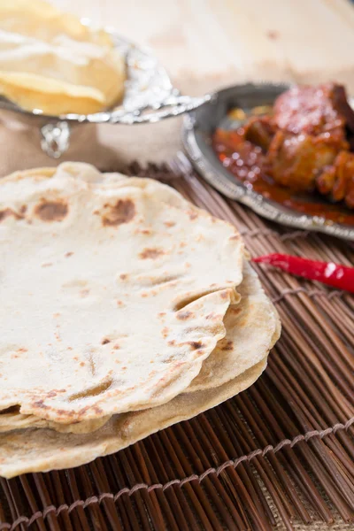 Индийский плоский хлеб под названием чапати — стоковое фото