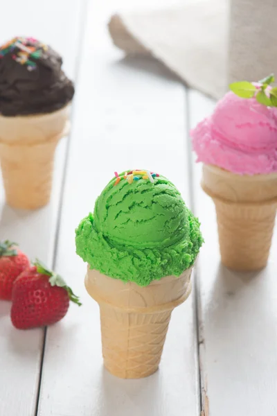 Различные мороженое с конусом — стоковое фото