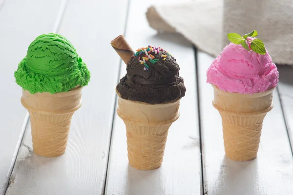 Различные мороженое с конусом — стоковое фото