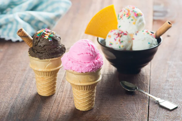 Varios helados de cono —  Fotos de Stock