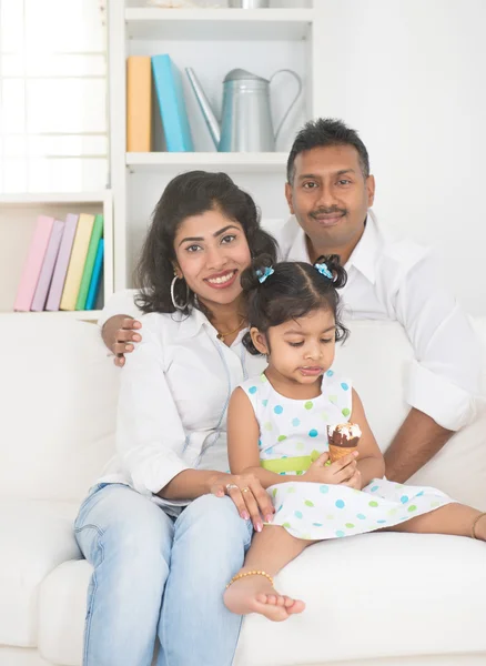 Indiase familie genieten van ijs — Stockfoto