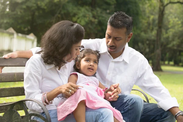 Pai indiano lidar com a filha — Fotografia de Stock