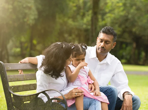 Padre indio tratando con hija — Foto de Stock