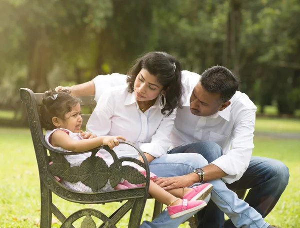 Pai indiano lidar com a filha — Fotografia de Stock